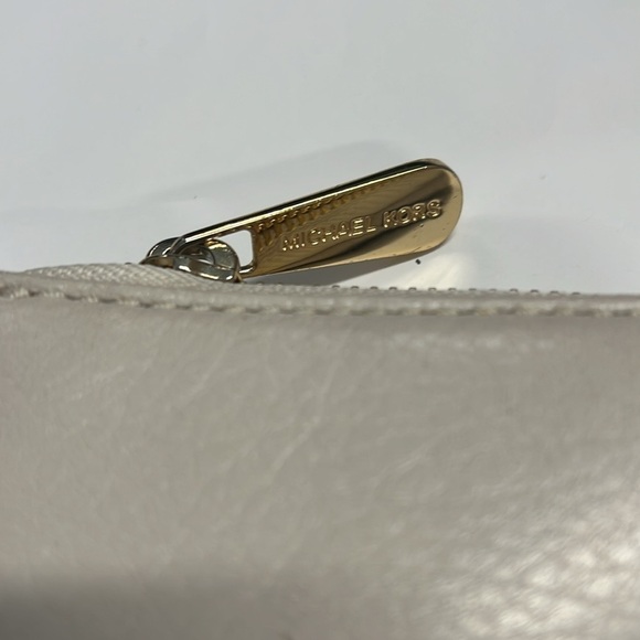 Michael Kors Beige Pebbled Leather Clutch Zip Around Wallet - Picture 3 of 8
